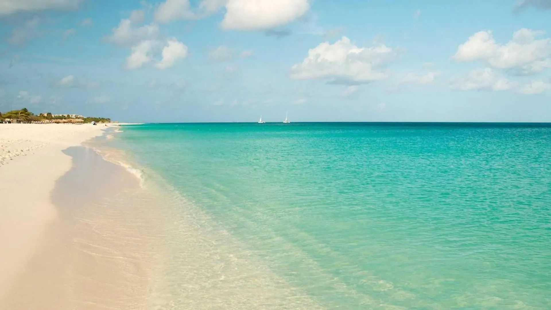 Beachfront - Best Beach View Studio - E422-1 Palm Beach Apartment