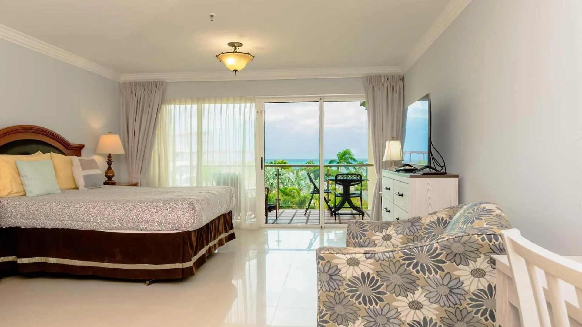 Beachfront - Best Beach View Studio - E422-1 Palm Beach Apartment