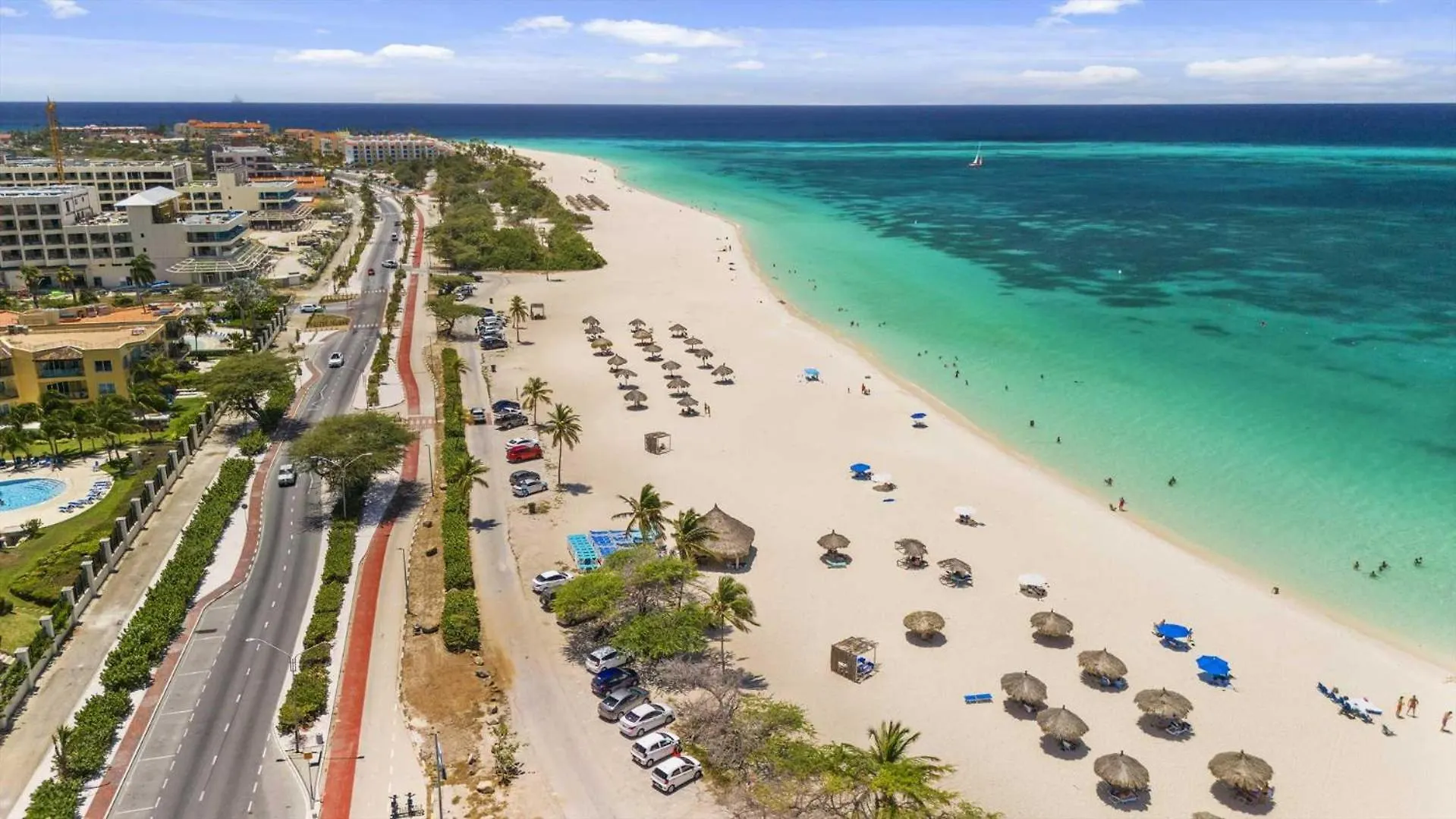 Beachfront - Best Beach View Studio - E422-1 Palm Beach Apartment